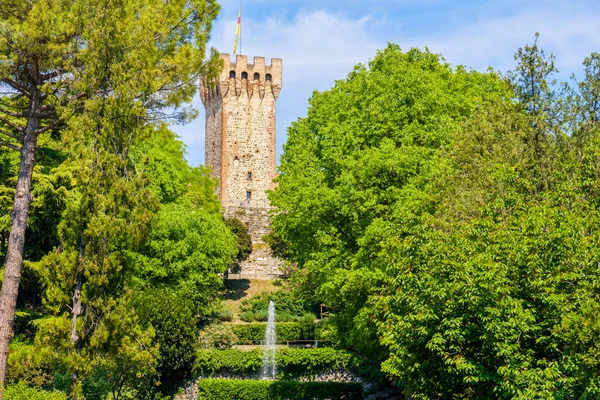 Torre de piedra jardín medieval castillo fuente —  Fotos de Stock