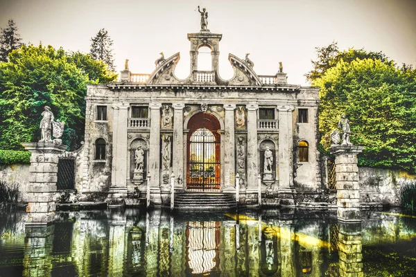 Valsanzibio jardín puerta estanque de agua entrada de Villa Barbarigo —  Fotos de Stock