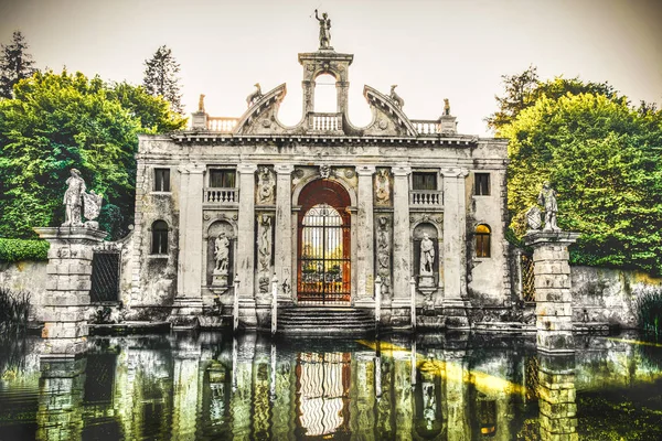 Valsanzibio Bahçe kapısı su birikintisi girişine Villa Barbarigo