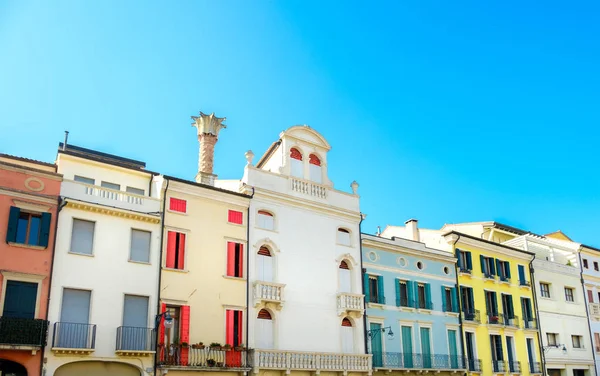 Fila di edifici residenziali italiani colorato cielo blu — Foto Stock