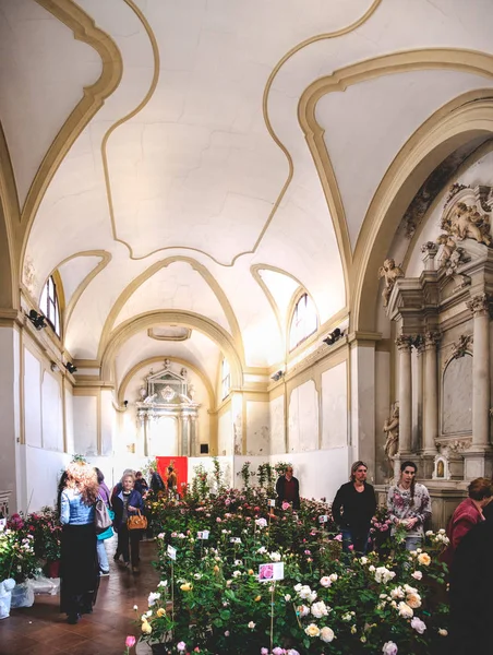 Blumenladen entweihte Kirche — Stockfoto