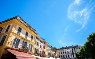 İtalyanca geniş açı gökyüzü arka plan boşaltmak binalar evler