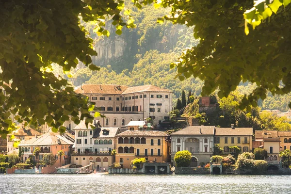 Italienska pittoreska romantiska sjön San Giulio ön av Orta lake — Stockfoto