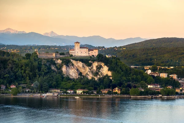 Rocca di Angera kale Lake Maggiore günbatımı Lombardiya Bölgesi Ita