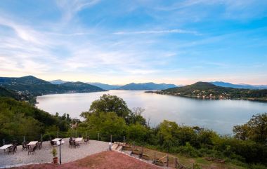 Göl Manzaralı Restoran tablolar Teras batımında lake maggiore İtalya