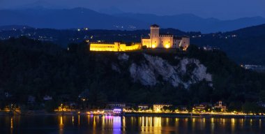Rocca di Angera kalenin Lake maggiore gece havadan görünümü 