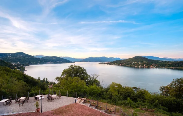 Lago vista restaurante mesas terraza al atardecer en lago maggiore italia — Foto de Stock