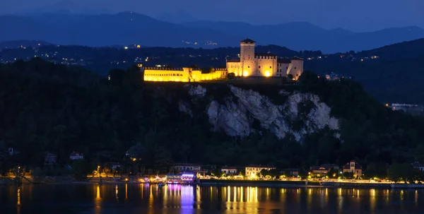 Lago maggiore noite vista aérea do castelo Rocca di Angera — Fotografia de Stock