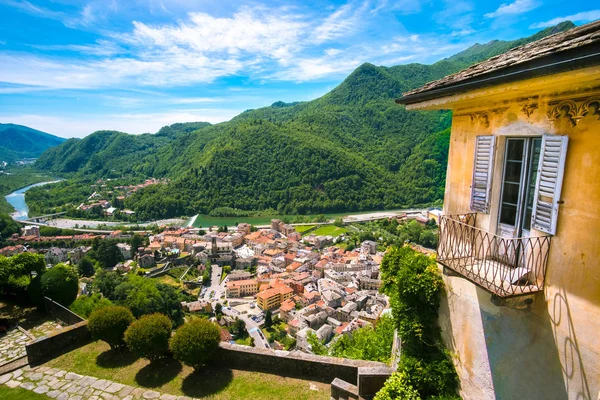 Pueblo italiano terraza panorama montaña ciudad — Foto de Stock