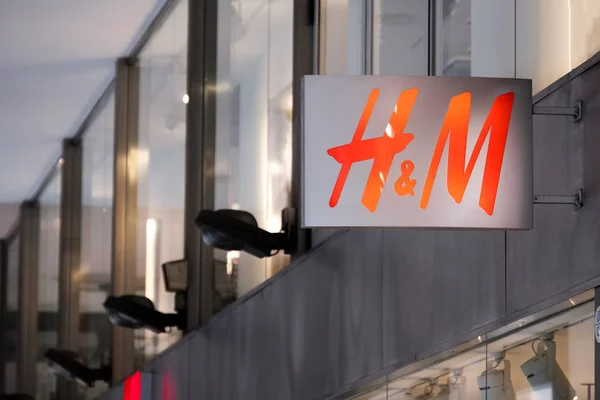H & M logo 商店标志 — 图库照片