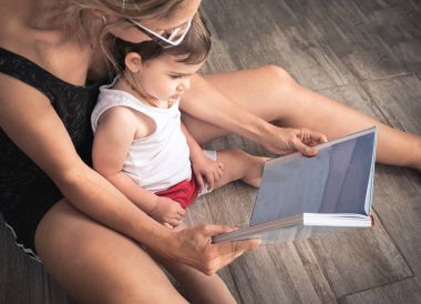 Anne bebeğe hikayeler okuyun