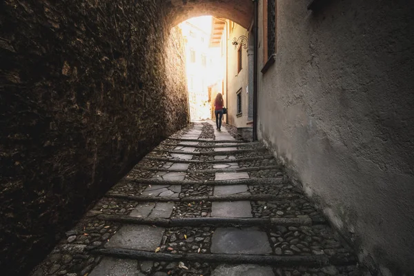 女性歩いて暗い通り狭い路地 — ストック写真