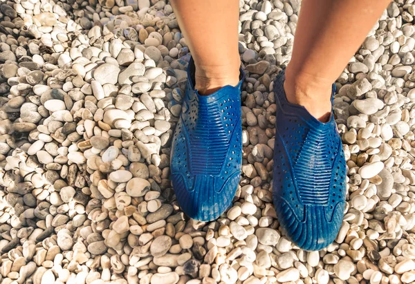 Zapatos de baño en la playa de piedra —  Fotos de Stock