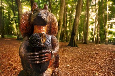 ahşap sincap heykel