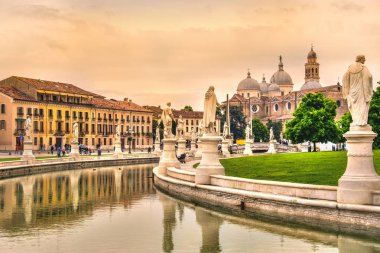 Padova - Prato della Valle Meydanı ve Santa Giustina Bazilikası - Veneto - İtalya