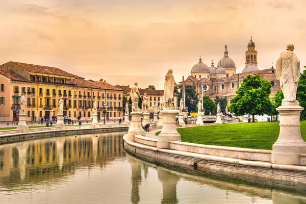 Pádua - Praça Prato della Valle e basílica de Santa Giustina - Vêneto - Itália — Fotografia de Stock