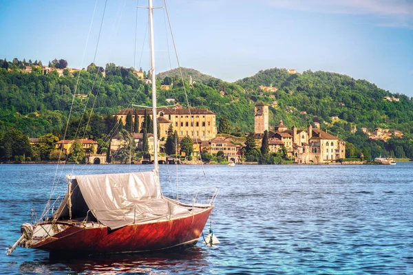 背景 - ノヴァーラ - ピエモンテ州 - イタリアのオルタ ・ サン ・ ジュリオ島とイタリアのオルタ湖にボートします。 — ストック写真