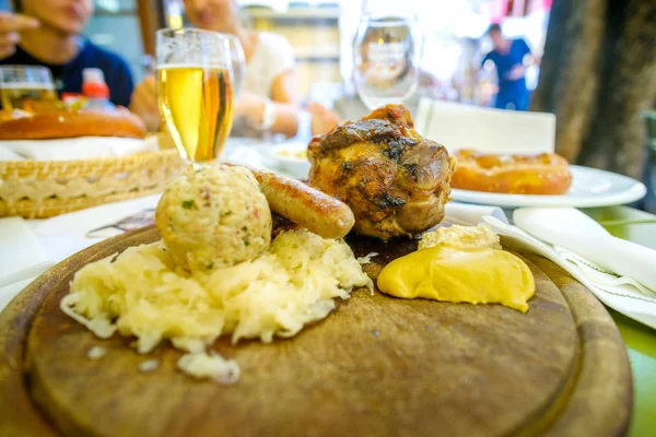 Südtirol Essen Schweinshaxe Bier Canederli Krautwurst — Stockfoto