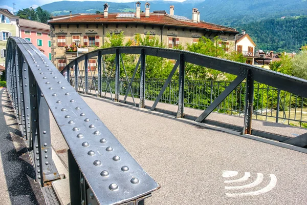 Bressanone Bridge'de halk için wifi wifi sembolü ile köprü yere perçin — Stok fotoğraf