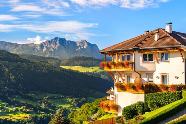 Alto Adige paysage panoramique dolomites italiennes panorama sud Tyrol chalet — Photo