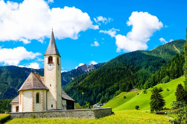 Carte postale de l'église de montagne du Trentin Haut-Adige San Vito Braies Italie — Photo