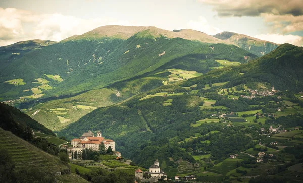 Paysage de montagne sur le Monastero di Sabiona (abbaye de Saben) Bressanone Alto Adige Italie — Photo