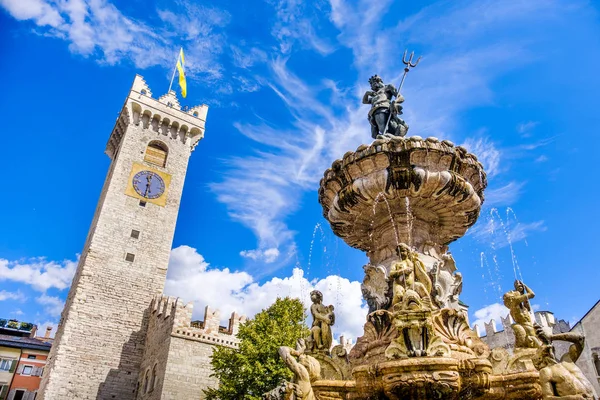 Fontana del Nettuno (Neptune fountain) in Trento and the Torre Civica or Torre di Piazza — Stock Photo, Image