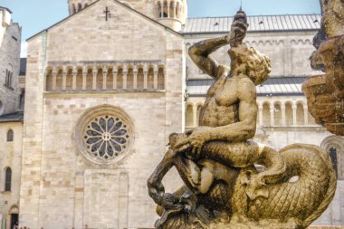 Trento - Fontana del Nettuno ve Cattedrale di San Vigilio arka planda - Trentino Alto Adige İtalya