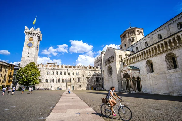 Тренто Италия молодая женщина ездит на велосипеде по площади Дуомо Путешествие на велосипеде по Италии культурная поездка по Италии — стоковое фото