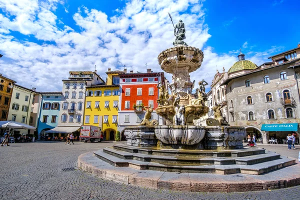 Trento Italia Fontana del Nettuno (Fuente de Neptuno) en Piazza Duomo - viaje cultural a Italia —  Fotos de Stock