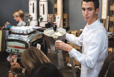 Caffe italiano coffeee hizmet veren Bar İtalyan garson barista, bir büyük moka kahve demliği formu