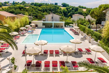 lüks otel yüzme havuzunda Numana, havadan görünümü