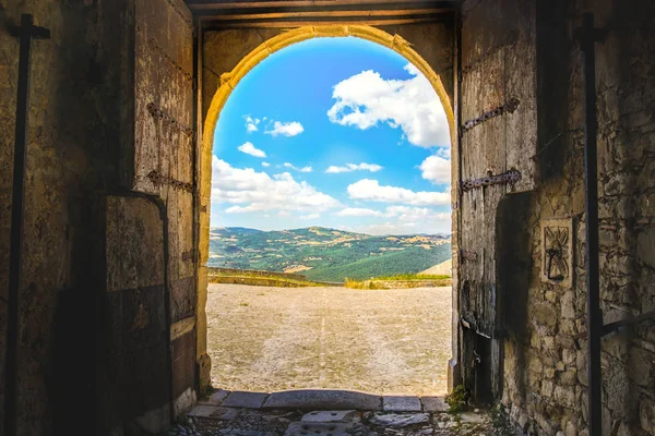 Puerta paisaje puerta panorama castillo salida puerta fantasía medieval — Foto de Stock