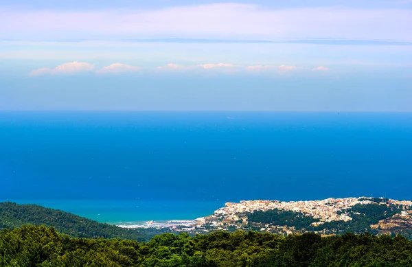 Adriatische zee zeegezicht panorama horizon met Italiaanse Peschici dorp in afstand - Apulië - Gargano - Italië — Stockfoto