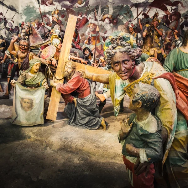 Via Crucis di Gesù Cristo, in una scena biblica della Passione di Cristo una donna mostra al suo bambino un Gesù Cristo portando la sua croce davanti alla sua Crocifissione — Foto Stock