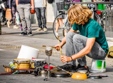perküsyoncu davul - Sokak çalgıcısı sokak sanatçı müzisyen çalmak için tencere ve tava kullanın