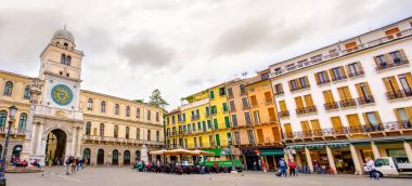 Torre dell Orologio (Saat Kulesi) Padua, İtalya, 24 Nisan 2017 ile Torre dell Piazza dei sinyorlar (sinyorlar Meydanı) ile Piazza dei sinyorlar (sinyorlar Meydanı)