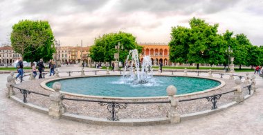 Prato della Valle kare Padua dairesel çeşme