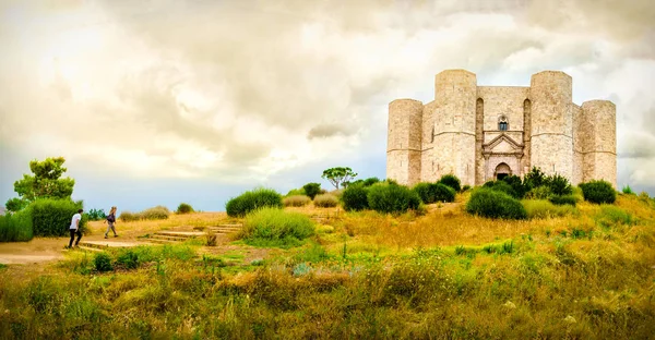 Paar klimmen stappen in een gele natuurlandschap tot Castel del Monte in Apulië - Andria-Trani provincie - Italië — Stockfoto