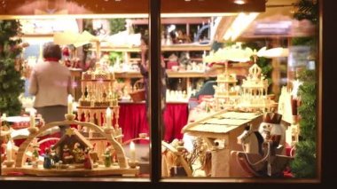 Bir pencere, bir Noel pazarları Meran, İtalya, 16 Aralık 2017 dükkan vintage oyuncak mağaza görünümünden