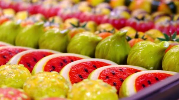 Marzipan Süßigkeiten Gebäck Frucht Wassermelone Form von Sizilien Kalabrien apulia in Italien — Stockvideo