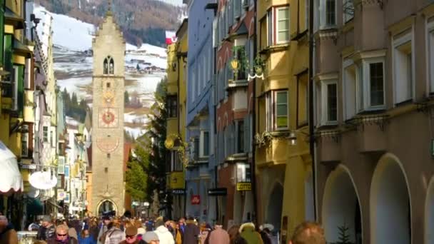 Vipiteno Sterzing w zimie ludzie chodzą Boże Narodzenie South Tyrol Alto Adige Italy — Wideo stockowe