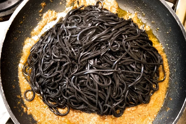 黒のパスタ イカ インク パン ビュー イタリア taglierini をアル ・ ネロ ・ ディ ・つまみ — ストック写真