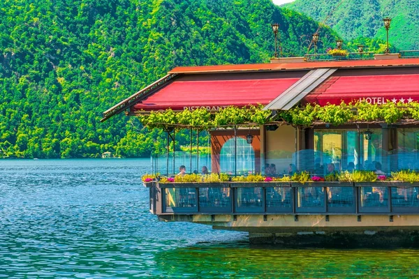 이탈리아 로맨틱 레스토랑 물 호수 오르타 이탈리아어 — 스톡 사진