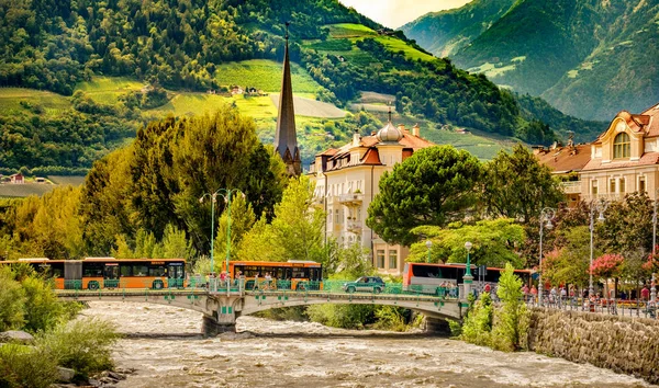 Merano Bolzano otobüslerde nehirde dağ köyü üzerinden köprü — Stok fotoğraf