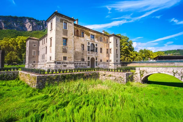 Kale hendeği fosse kuru ot Albere Sarayı Trento Trentino İtalya — Stok fotoğraf