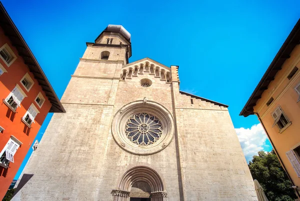 Trento katedral gül pencere İtalya işaretlerini - Trentino anıt — Stok fotoğraf