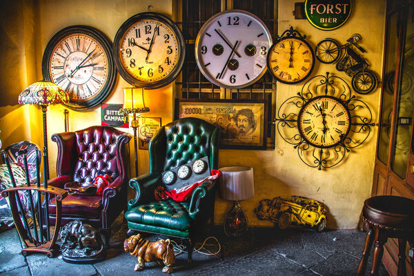 эксцентричная винтажная гостиная кресла часы фоновый антикварный магазин
