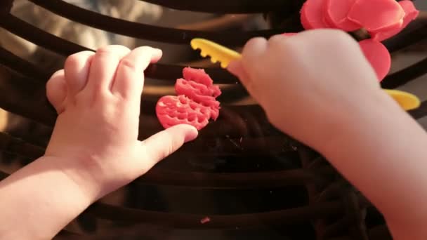 Main de bébé coupe plasticine - habileté motrice fine développer la dextérité - pov vue ci-dessus — Video