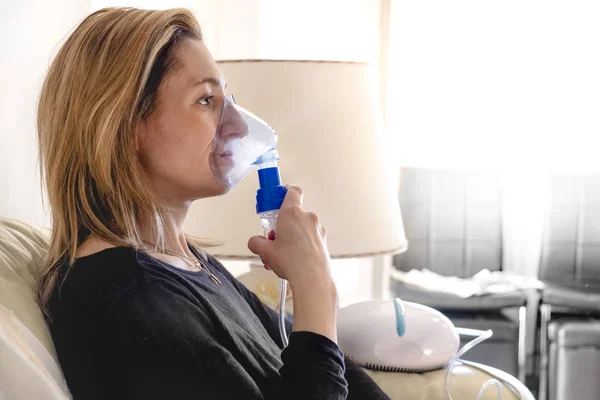 Nebulizador aerosol mujer inhalador máquina medicina en casa — Foto de Stock